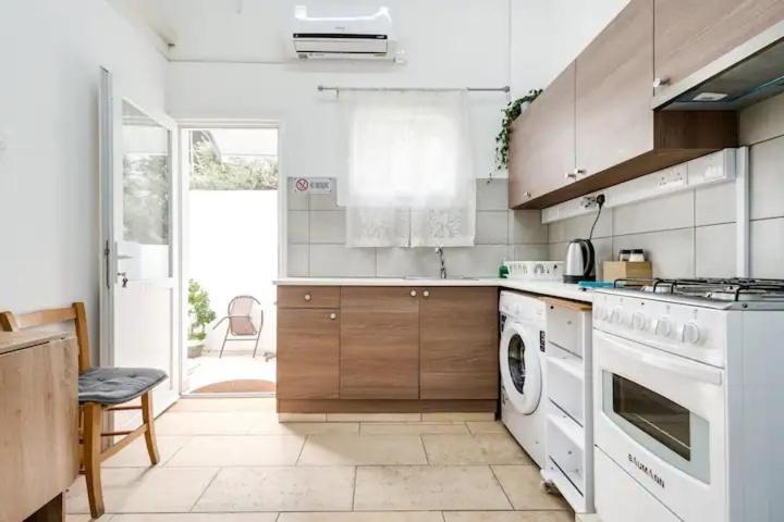 Cozy And Traditional - Ec Studios Larnaca Exterior photo